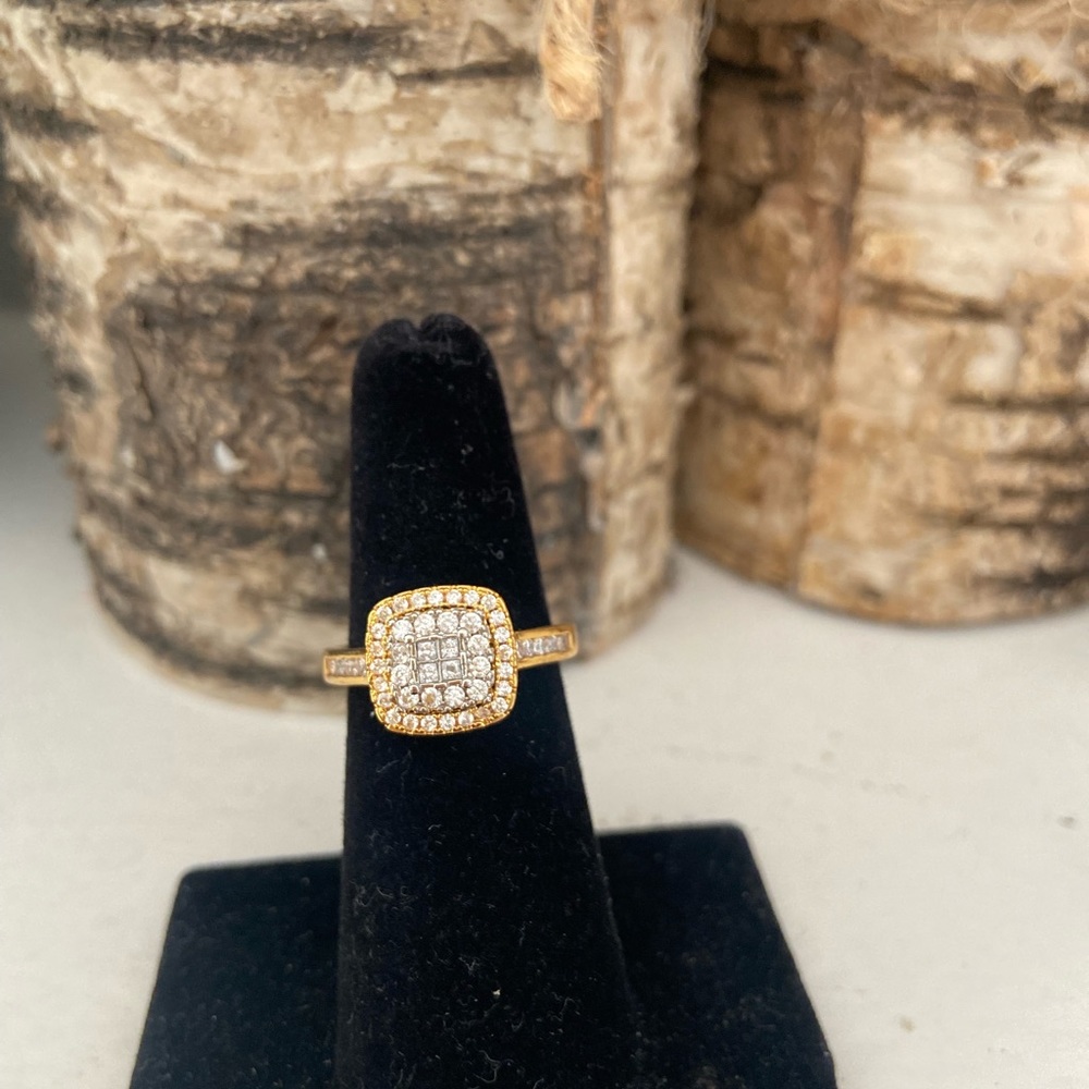 Gold tone Size 7 ring.